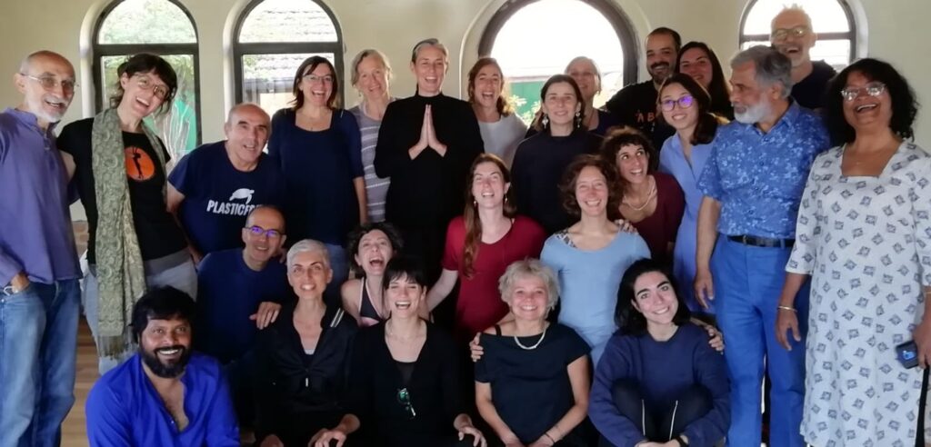 foto di gruppo molti sorrisi presenti 3 rappresentanti di Jana Sanskriti