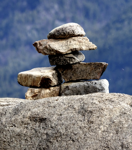 fotografia di un "ometto", cioè pietre sovrapposte per indicare il percorso corretto, come si usa in montagna