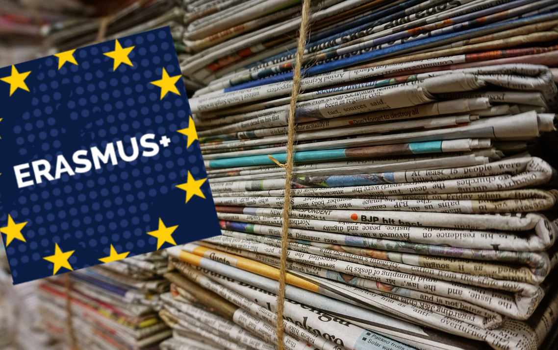 pacchi di vecchi giornali a ci è sovrapposto il logo Erasmus+